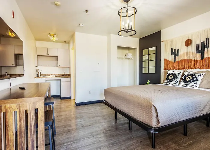 Apartment With Pool Access *