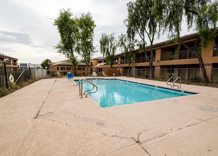 Apartment With Pool Access Tolleson