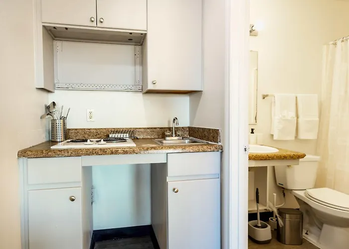 Apartment With Pool Access *