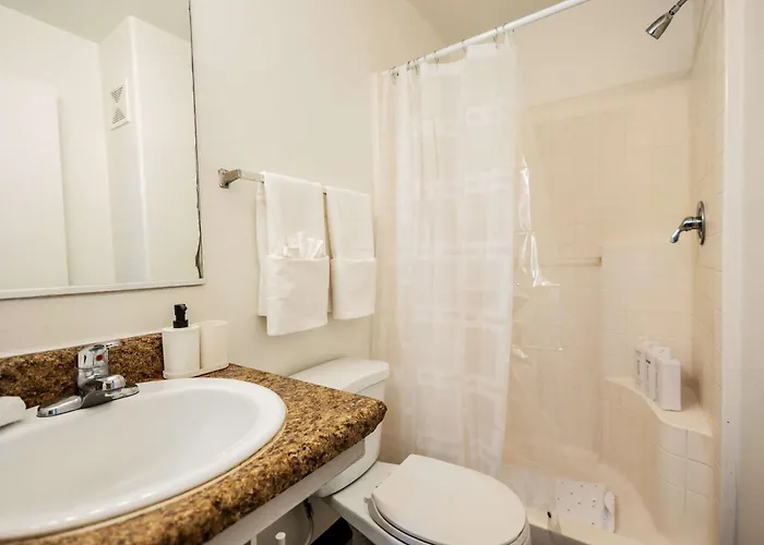 Apartment With Pool Access *