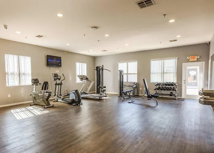 Apartment With Pool Access *