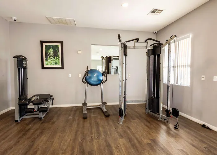 Apartment With Pool Access *